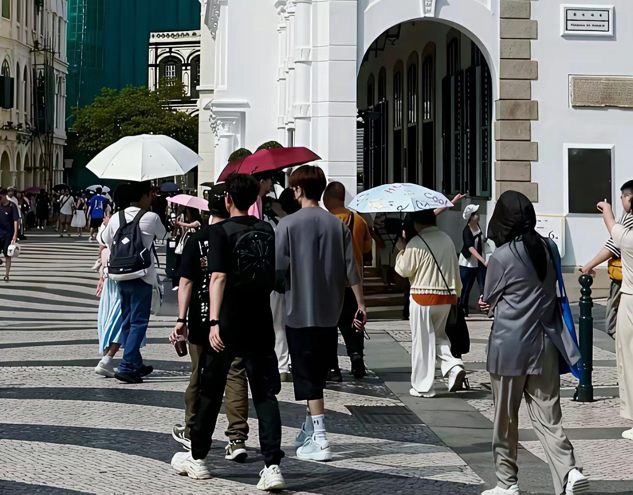 好多黑粉说任嘉伦个矮矮吗？你们仔细看看个矮吗？人群里就属他身材高挑了[大金牙