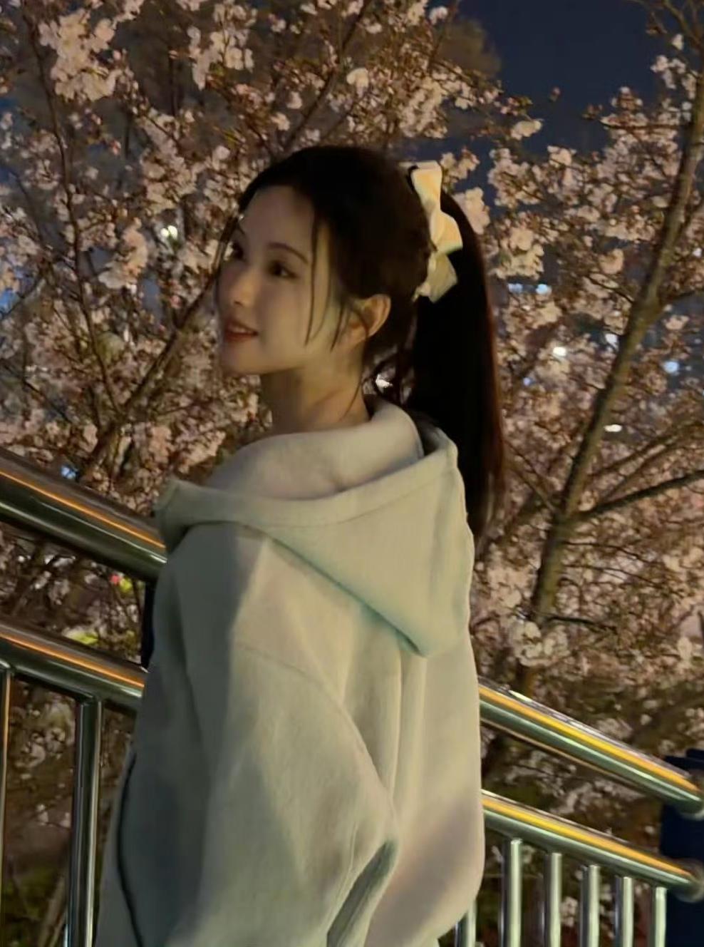 陈都灵下班的时候与春花合了个影夜樱虽然很美终究美不过陈都灵身穿连帽卫衣