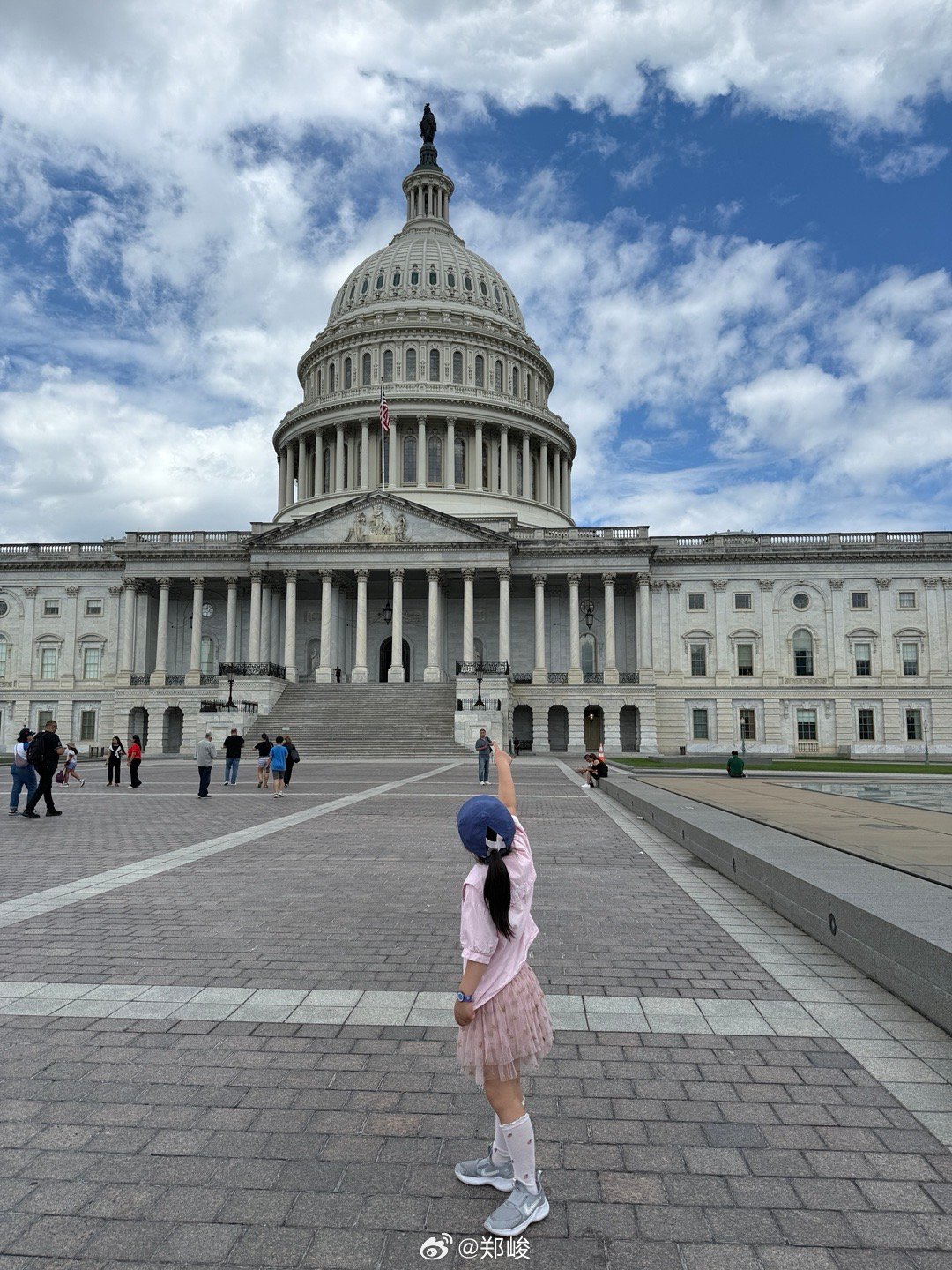 这也是自由女神，但和纽约那位不同。这位是StatueofFreedom.​
