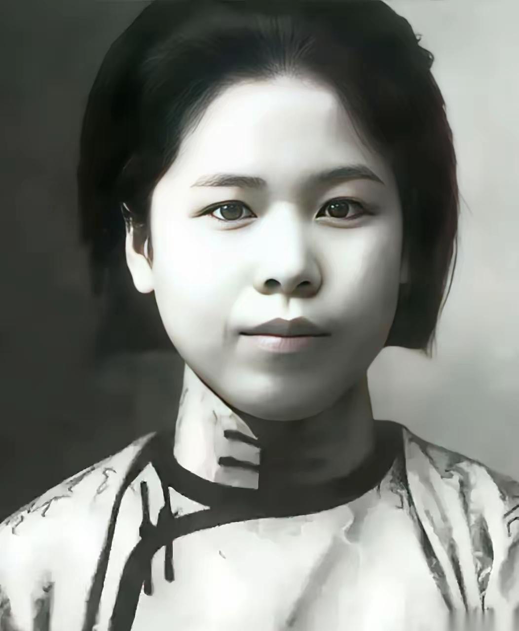 1947年的大年三十夜，重庆的死牢里。几个黑影死死按住一个绝食了22天、瘦得只