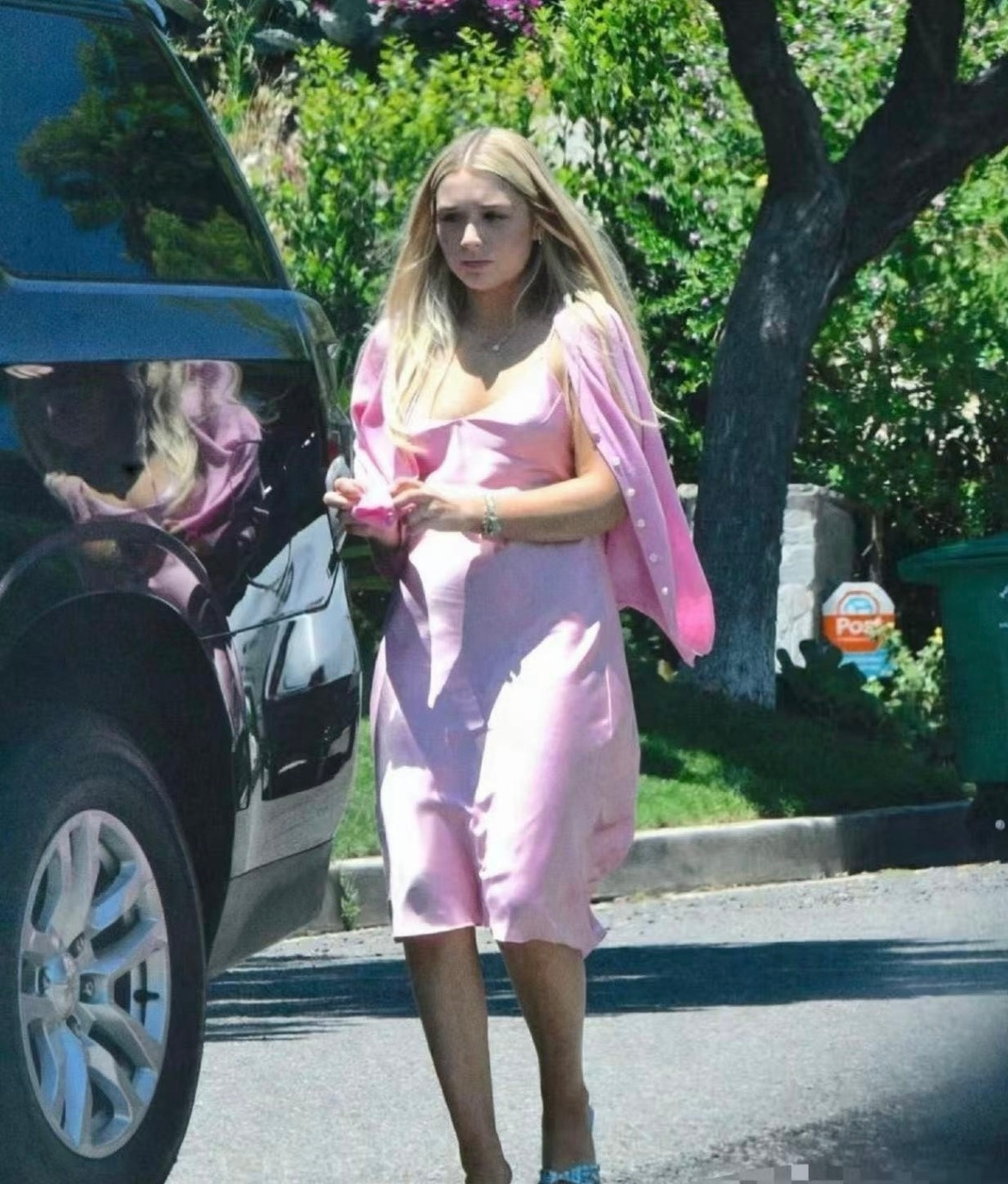 贝克汉姆抱女儿的画面好有爱，小七越来越漂亮了，一家人颜值都很高