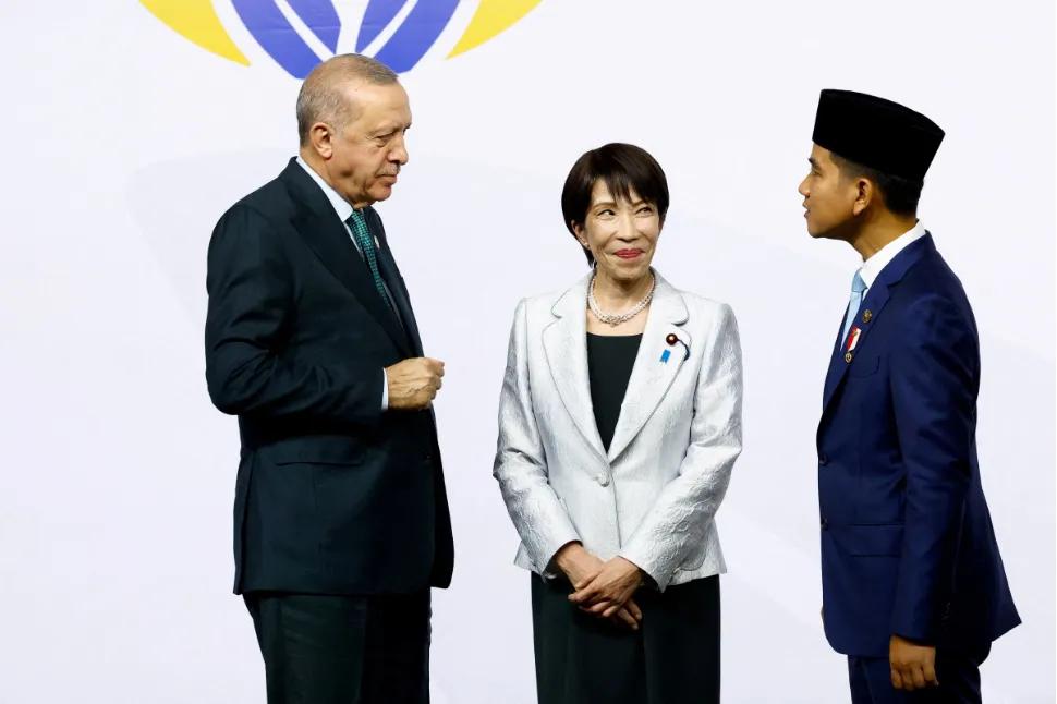 佐科的儿子，印尼副总统吉布兰昂着头跟埃尔多安交谈，一旁的高市尴尬地笑着。实际上，