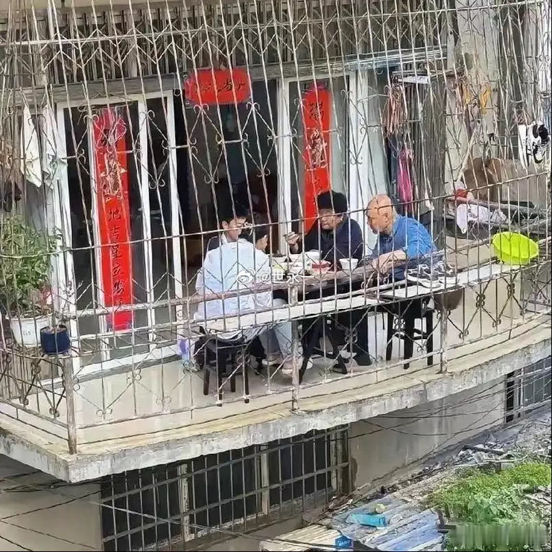 水泥板都压弯了，居然还能淡然的吃饭​​​