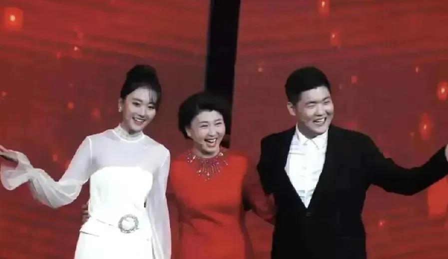 戈登和波普，才是掘金王朝真正的“兴奋剂”。看看数据：去年夺冠阵容，穆雷+约基奇