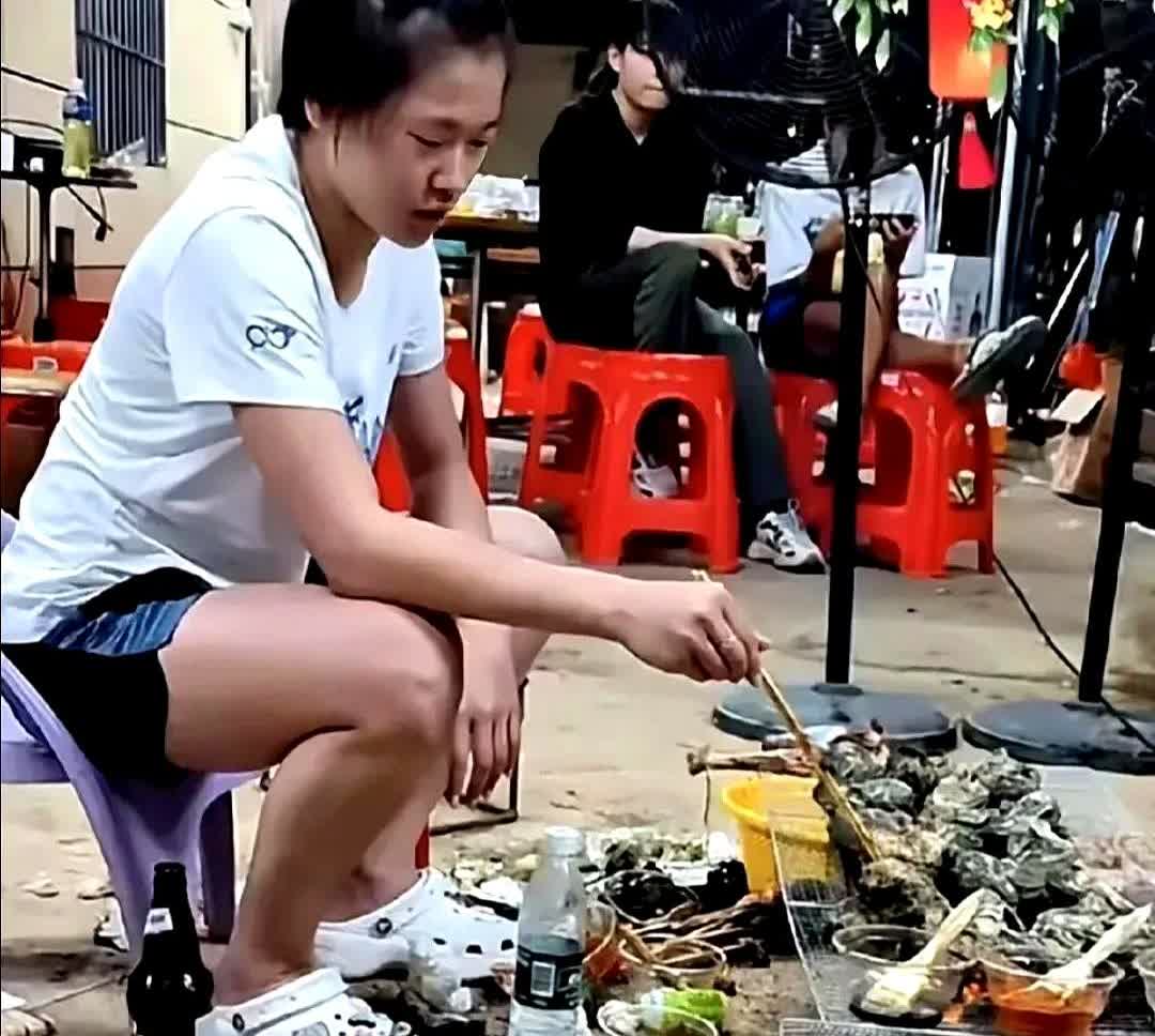 全红婵不用再跳了。她哥已经把全家托住。当年那个怕交不起学费的小丫头，