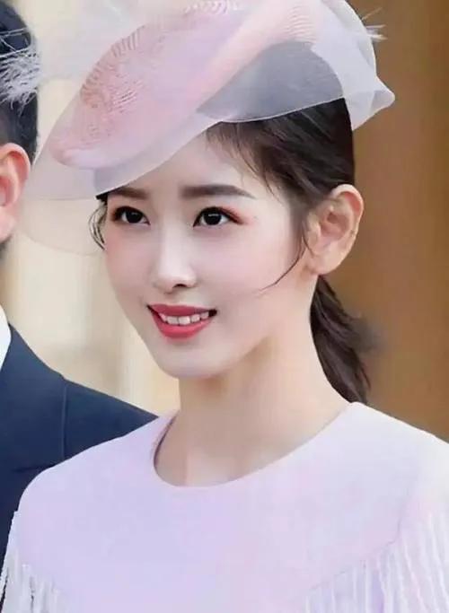 章泽天带8岁女儿伦敦追星，母女情深引热议近日，章泽天携8岁女儿现身伦敦，一同