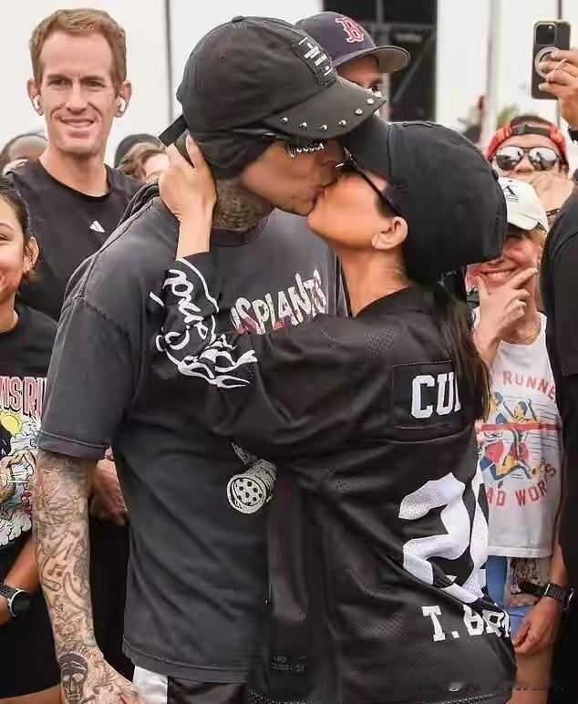 同样的真人秀节目，有人看见的是痛苦，有人看见的是幸福。卡戴珊的大姐，嫁给了鼓手