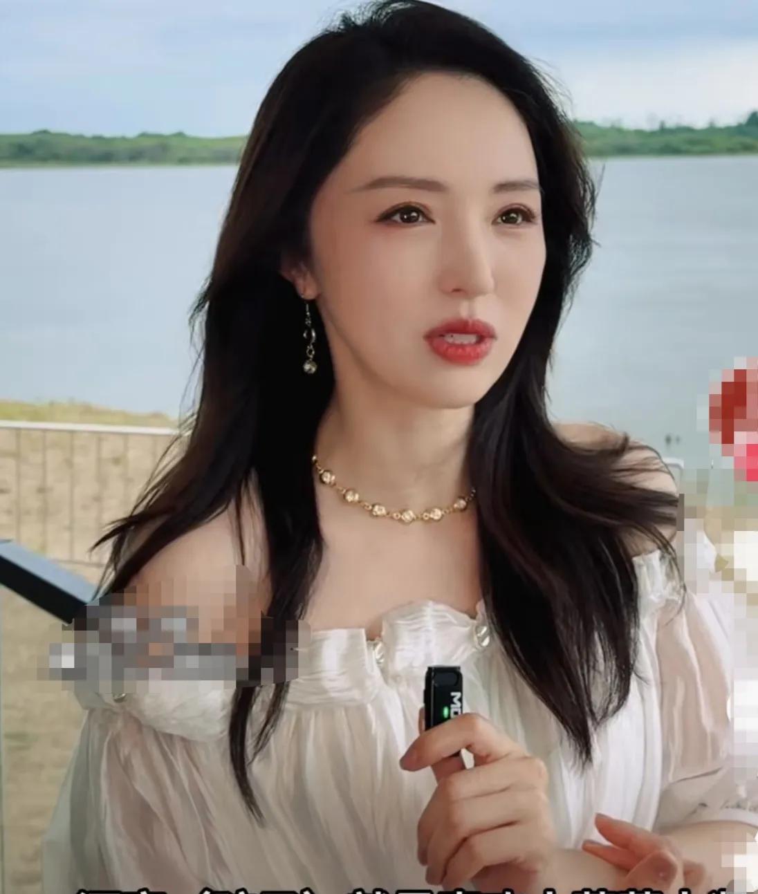 董璇谈女儿，说：“酒窝（孩子）就是喜欢大葱蘸大酱，因为我爸妈都是每天吃饭的时候，
