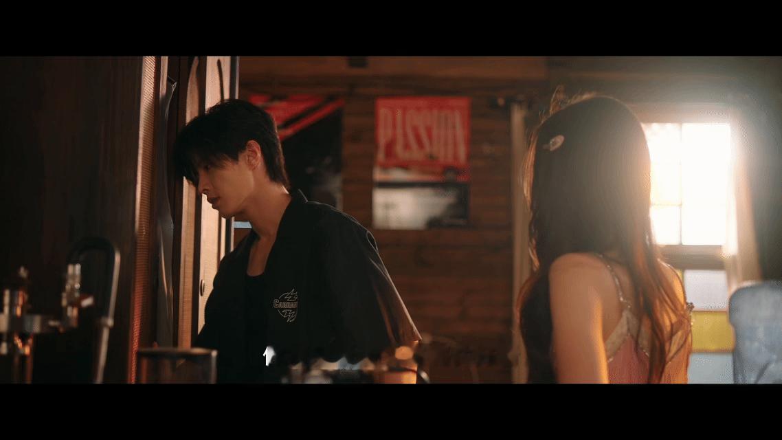 内娱居然拍出了这样的克制吻克制吻这块还得是《双轨》啊！暮暮叫哥哥帮忙挑衣服，靳