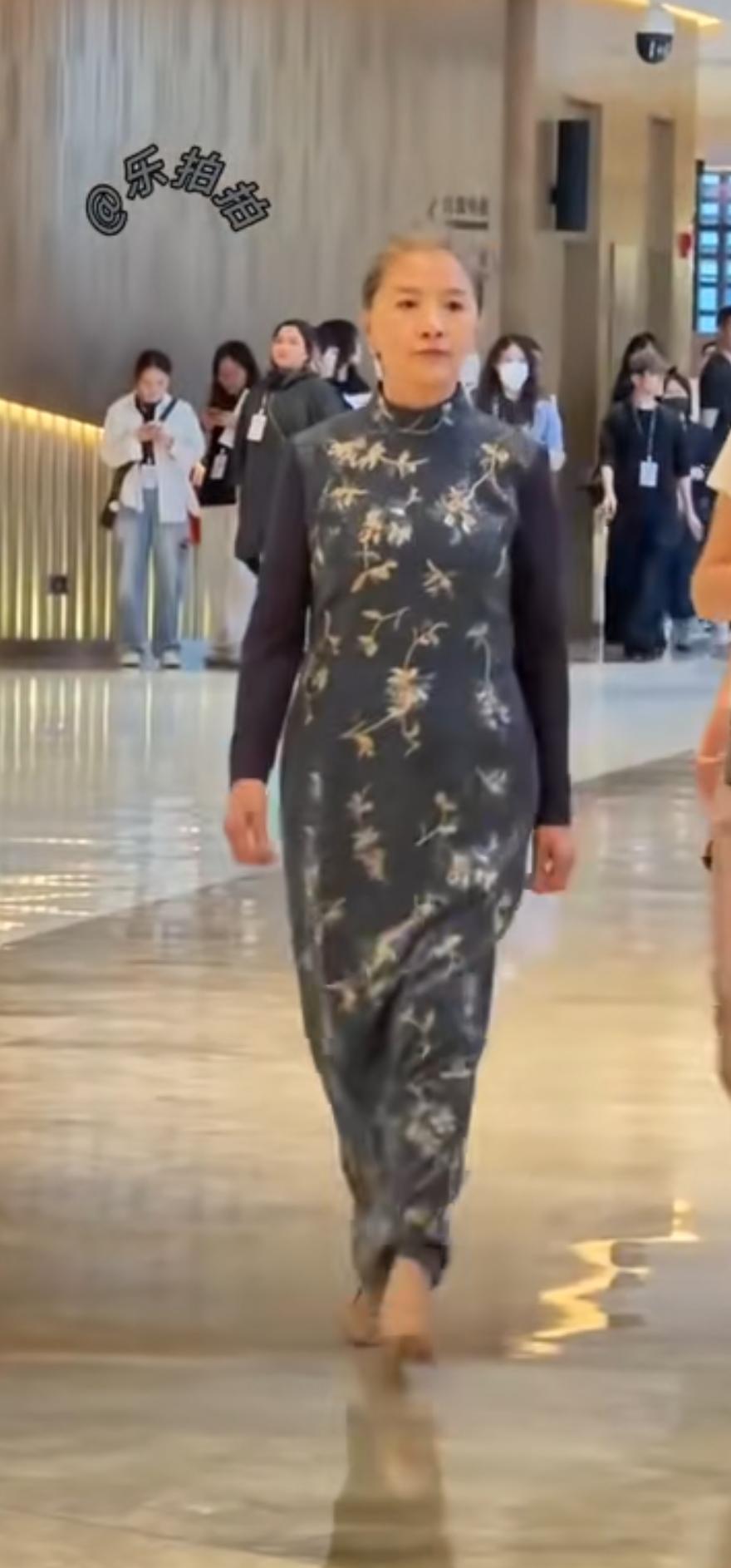 颁奖结束，杨紫一帮年轻人还陶醉在欢庆中的时候，迟蓬已经悄无声息地缓步离开。迟蓬