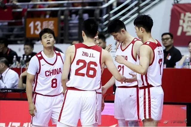 4选2，郭士强的最后选择！中锋：胡金秋、余嘉豪、周琦前锋：朱俊龙、王俊杰、赵