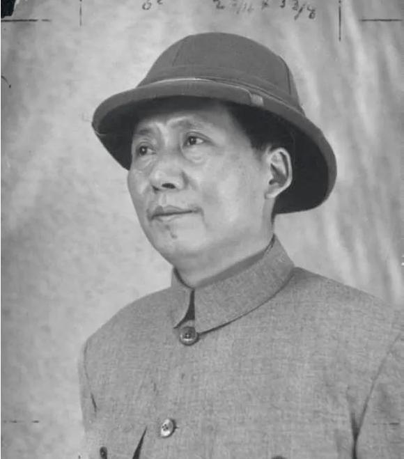 “重庆谈判”时,毛主席不戴帽子,周恩来非要让主席戴了戴了一顶灰色的“奇怪