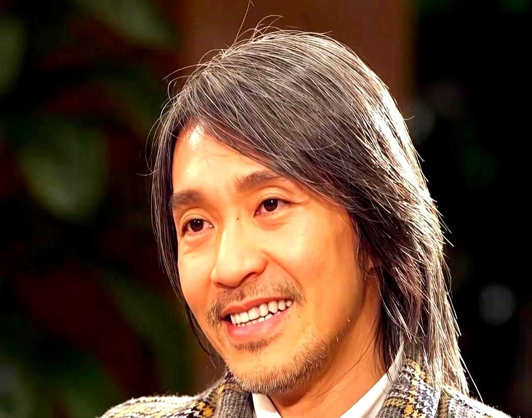 拍《建国大业》时，周星驰主动给韩三平打电话，几乎是哀求着要个角色，哪怕跑龙套都行
