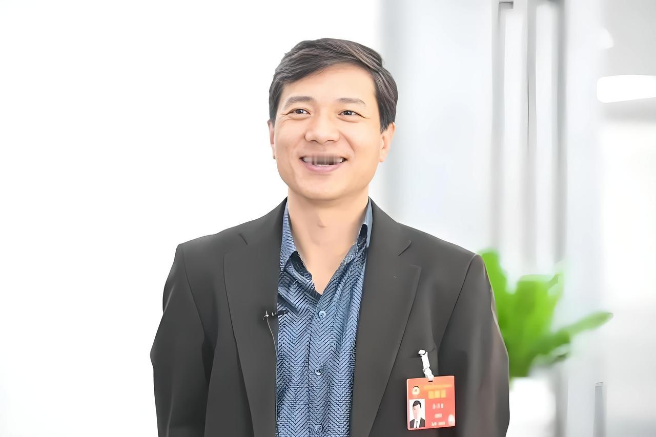 2022年，鲁豫问李彦宏:“你现在出去会有保镖跟着吗？”李彦宏摇摇头:“没有。”