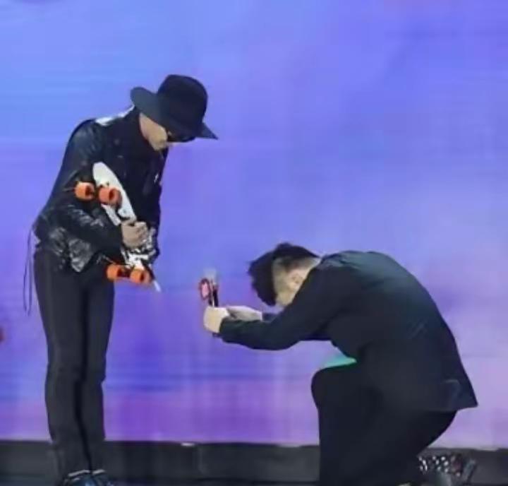2013年，一个颁奖典礼上，杜海涛给韩国明星权志龙下跪颁奖，不但现场哗然，舆论更