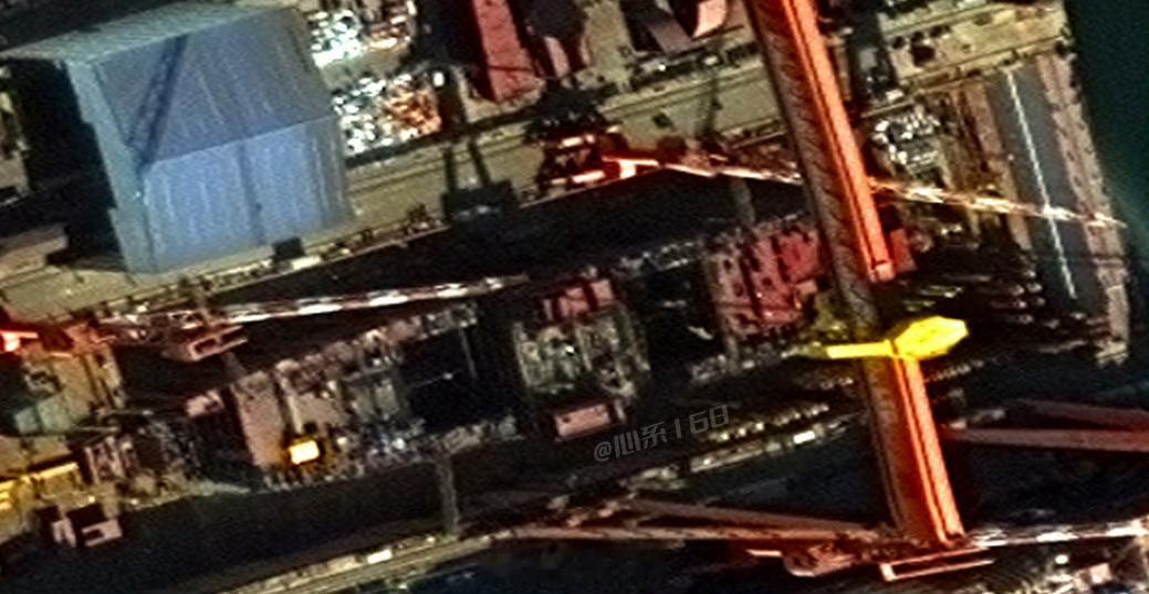 1月27日004高清卫星图来了舰首仅剩球鼻艏分段，舰尾还差一截(在船坞旁)舰尾