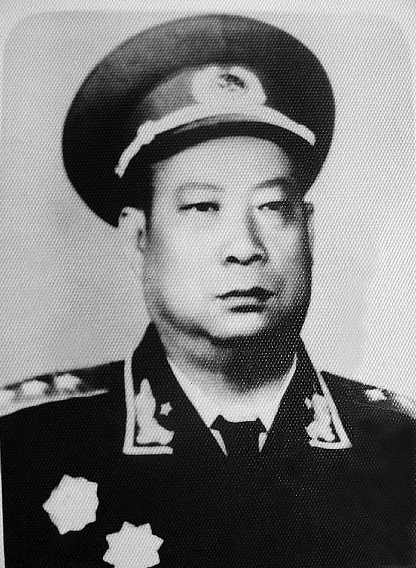 1955年，成都军区成立，六大班子领导都是谁？军区司令员贺炳炎，开国上将。军区副