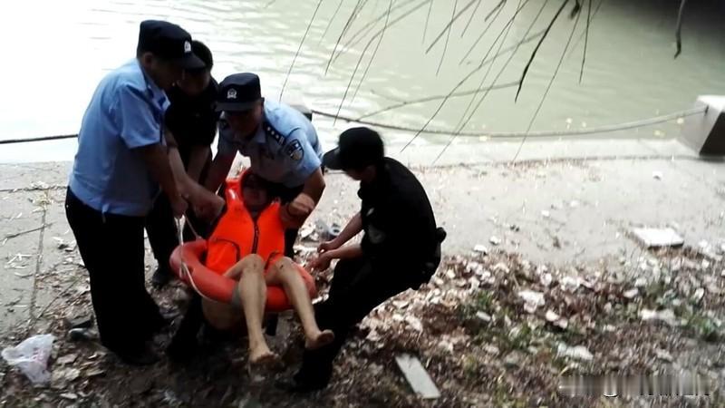 救人反被起诉浙江杭州高先生晚上路过运河遇到了一位坠河女子夜里光线暗淡什么都