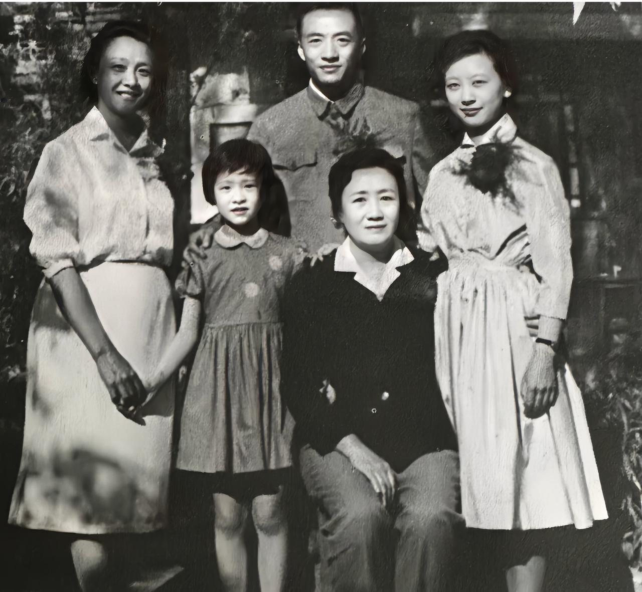 1970年，董竹君狱中过70大寿大哭，得狱友安慰后，立志活着出狱，出狱1年逆袭。