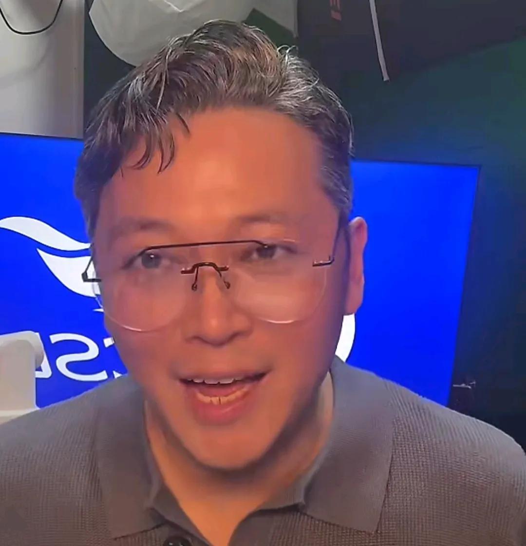 解说员周亮爆了一个料。他表示，上海申花主帅斯卢茨基的临场指挥能力不行，基本等同