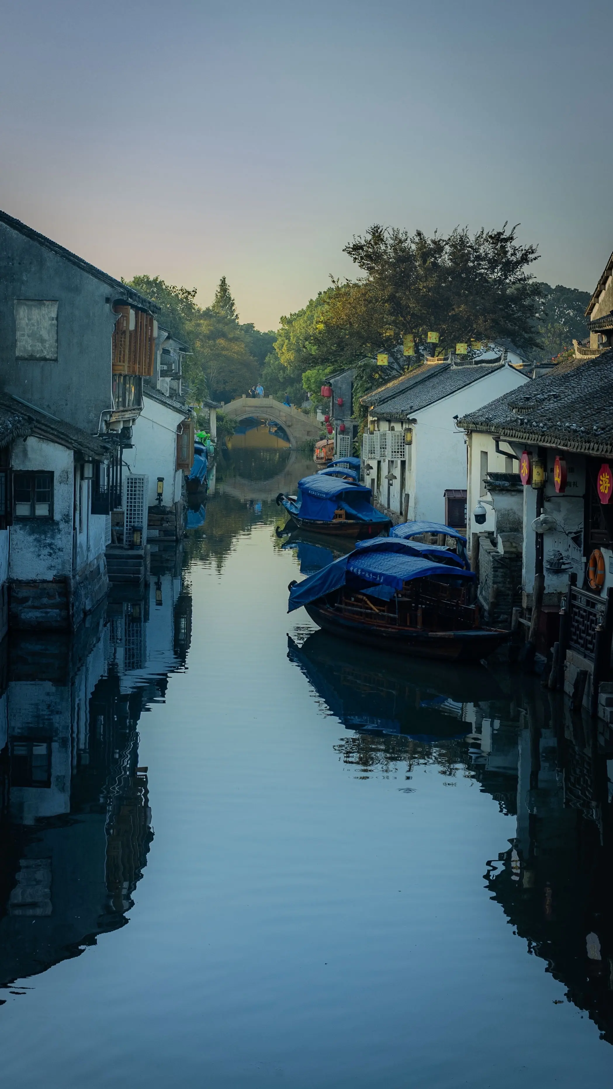 周庄的美不是夜景，是刚醒来的清晨。📍苏州·周庄古镇｜清晨人少拍照打卡...