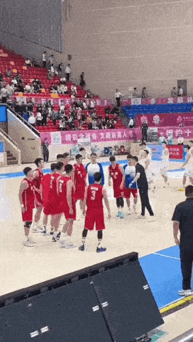 尴尬一幕！辽宁与天津的比赛结束后，杨鸣指导走回替补席时是想和小刘总来个击掌庆祝胜