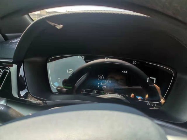 电池突然掉电上周同事开车出去跑高速和我说电量掉到了1%,我想这不可能呀！去4儿