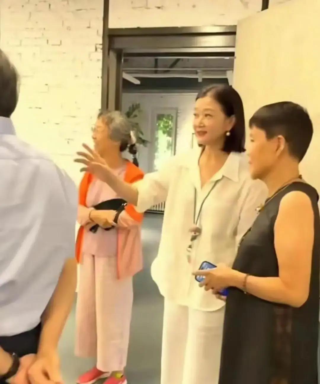 别猜了。宋祖英“消失”的真正原因，是她换了战场。去年十二月，她以中国音协副