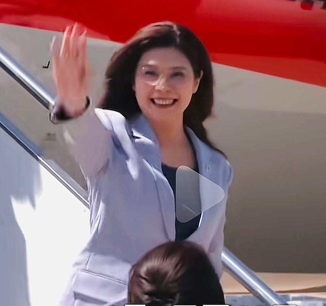 中国国民党主席郑丽文今天中午抵达上海，当她走出机舱时满脸笑容，向机场上前来迎接的