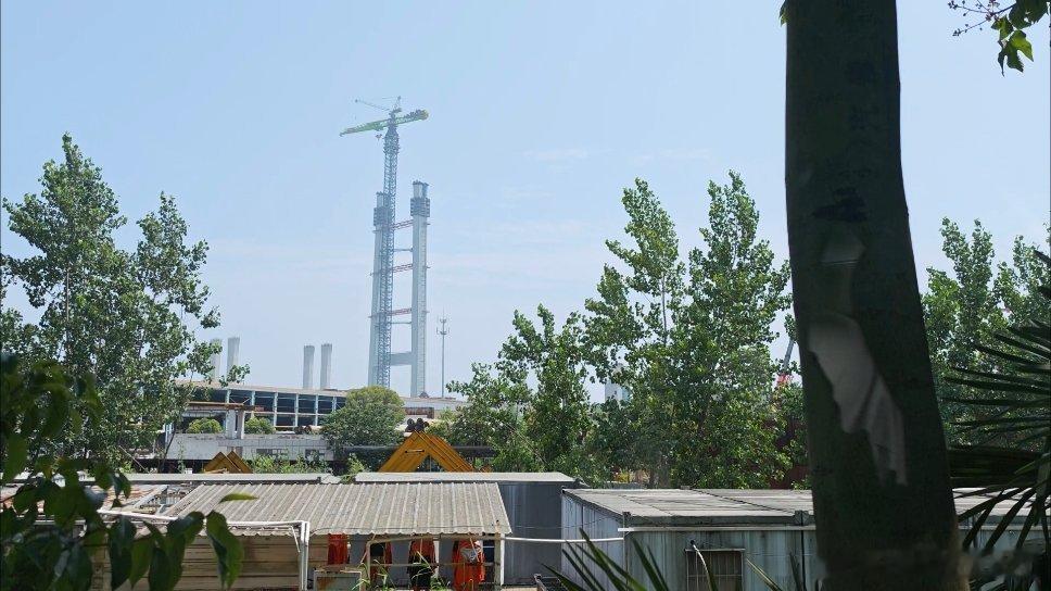 今天来工地，有一段破损非常厉害的路面日产N7走烂路的滤震表现着实惊艳到我了，太强