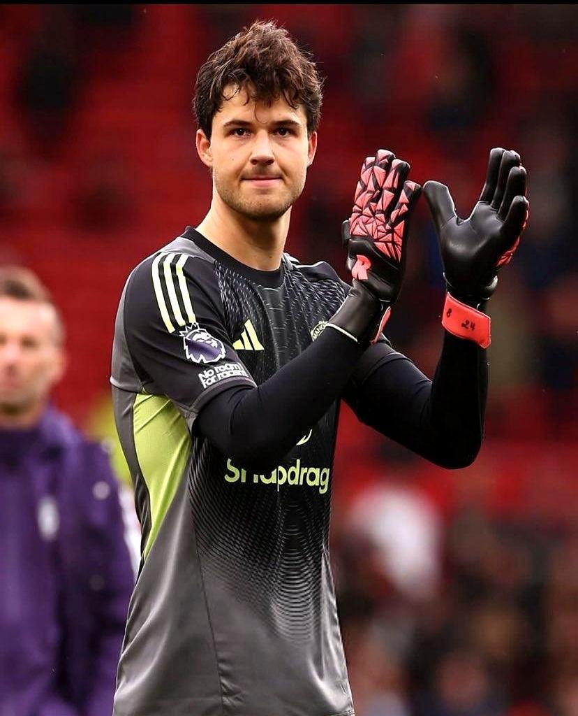 马奎尔一脚铲翻对手，曼联球迷却说：终于放心了。禁区里，马奎尔绝望飞铲，裁判