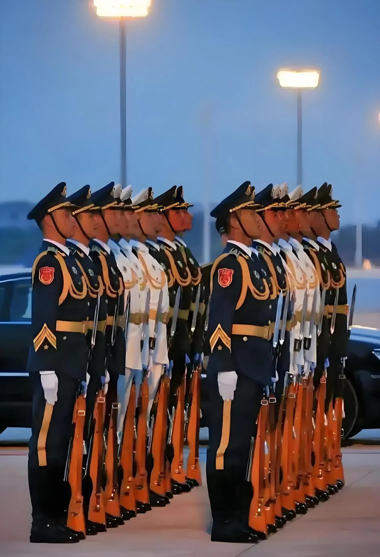 仪仗队现在是兵分三路，一部分仪仗兵去天津，毕竟明天就要开会了，今天各路人马就要抵