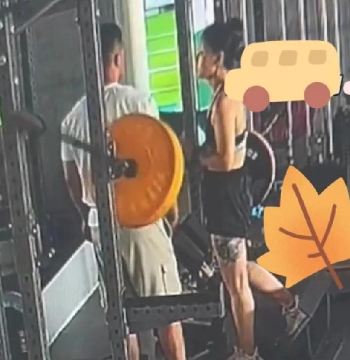 健身馆惊魂一刻太吓人了！在江西上饶某健身馆，一男教练给女学员上课时，突然往身