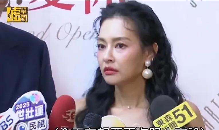 王思佳这段时间一露面就被记者追问她老公到底是干什么的。王思佳让记者不要再追问下