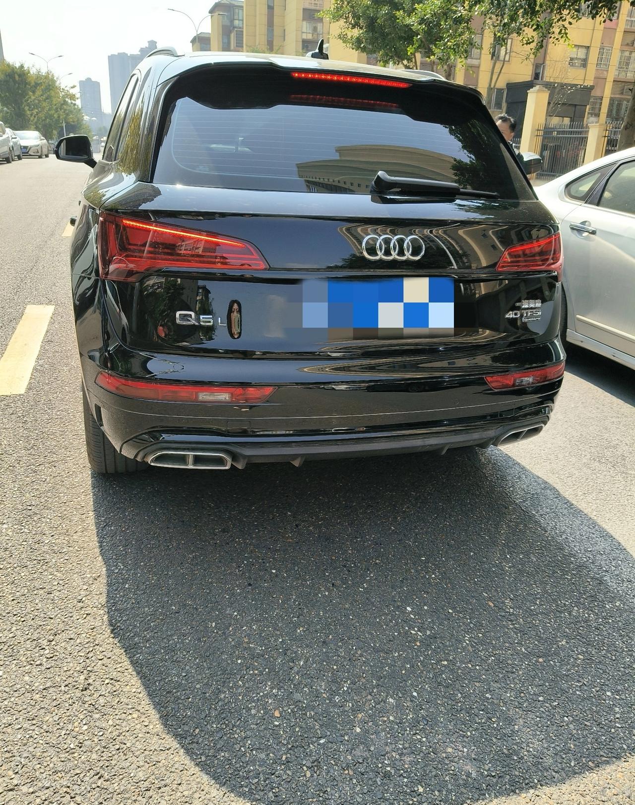 昨天大哥家，发现大嫂换了辆新车——奥迪Q5L，落地只要29万多。她把旧车过户给