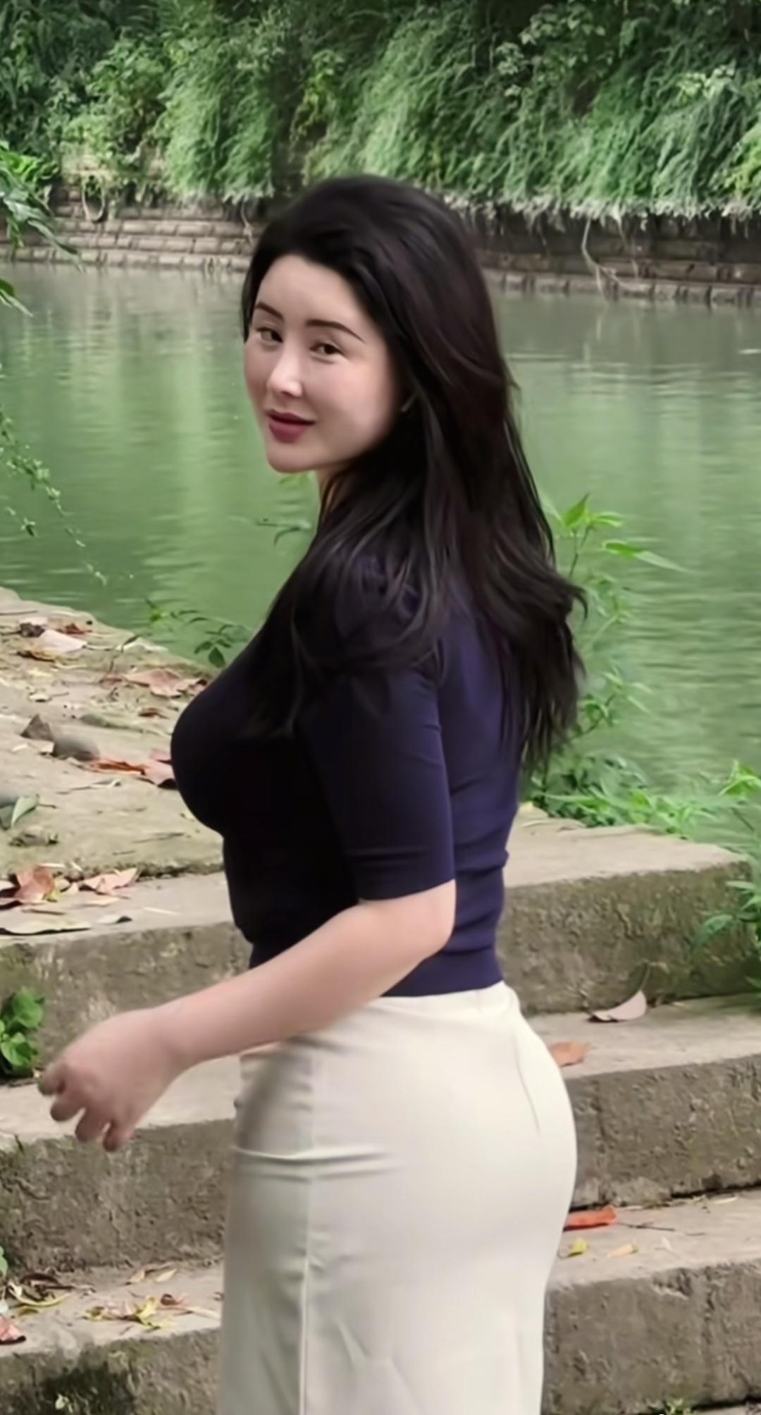 绿意盎然中，优雅的紫色上衣与白色长裙相得益彰，尽显清新自然之美。