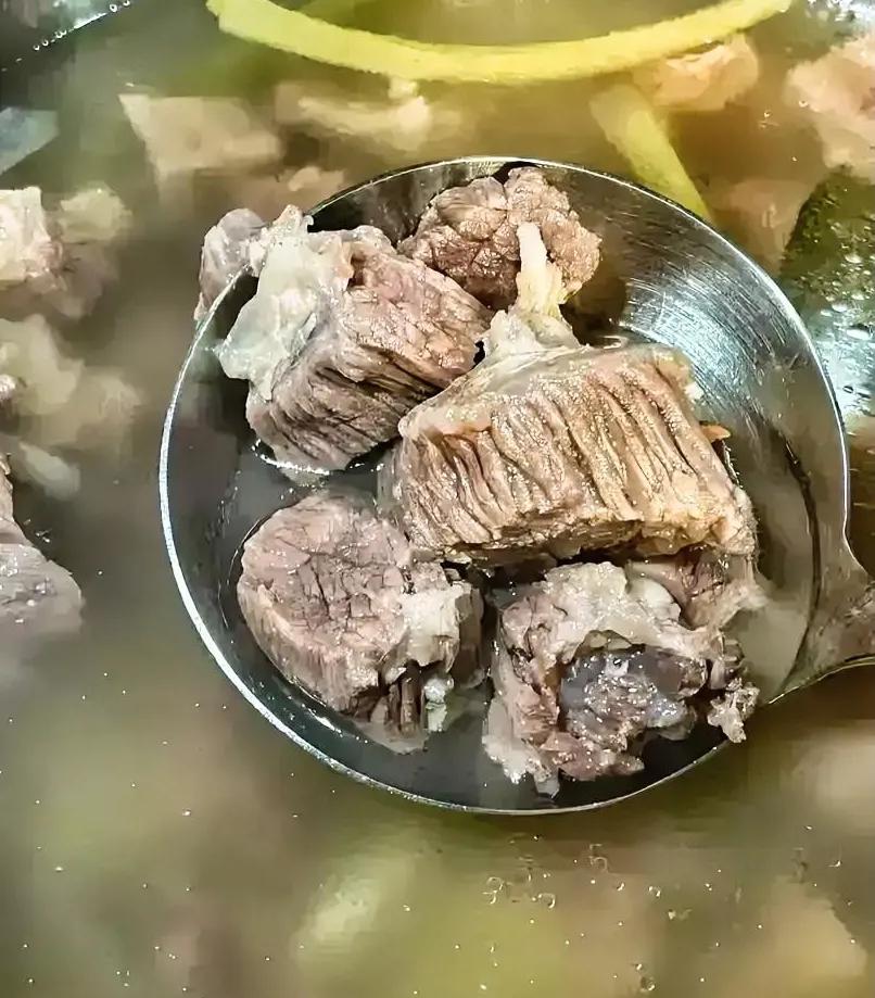 几种炖肉配方，记得收藏：1、炖羊肉，先将羊肉用冷水浸泡两小时去血水，然后加入花