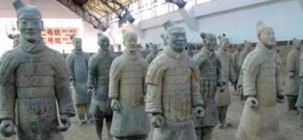 古代中国人都是大高个，力大如牛，是有原因的。中国人是在清朝才慢慢变的矮小。你有