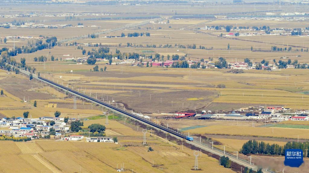 【世界首列3.5万吨级重载群组列车试验开行成功】国铁微闻12月8日，7列500