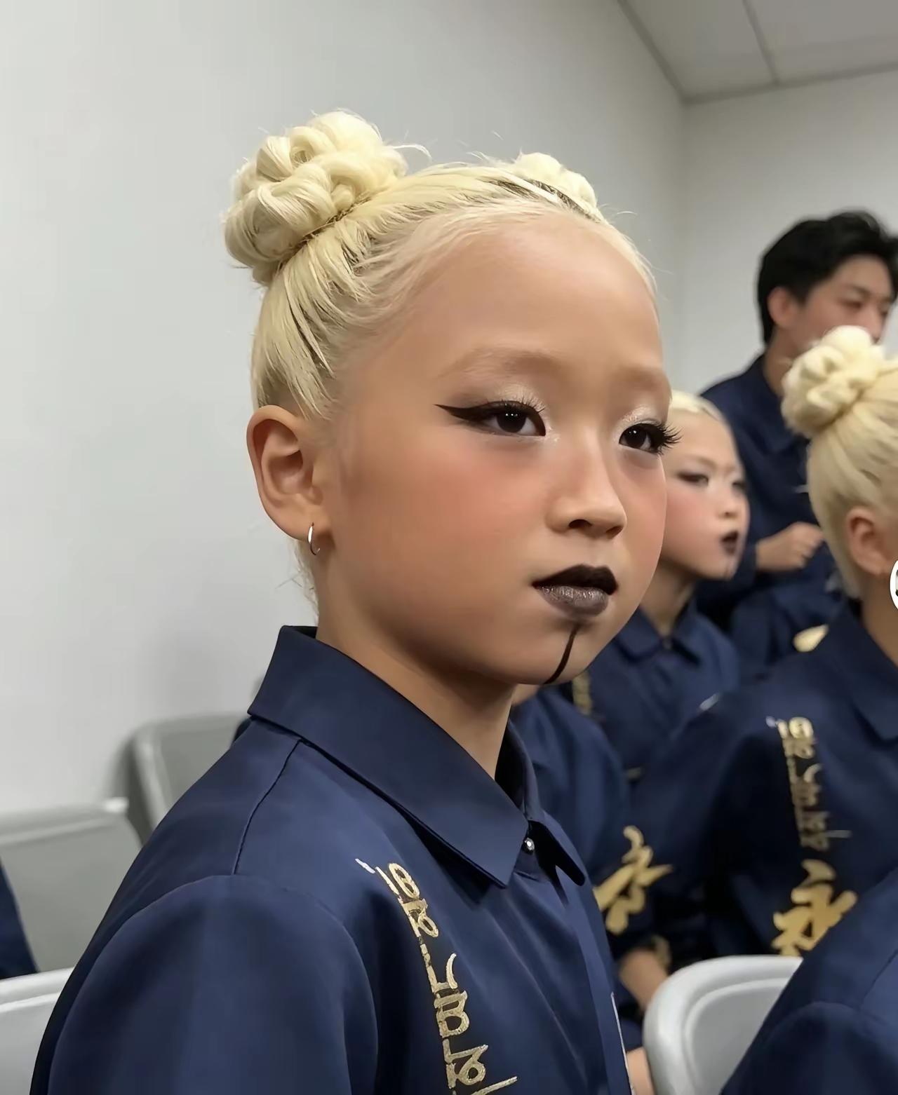 主办方是什么人啊？把可爱的孩子扮成这形象，这是丑化祖国的花朵，应当制止并严查。