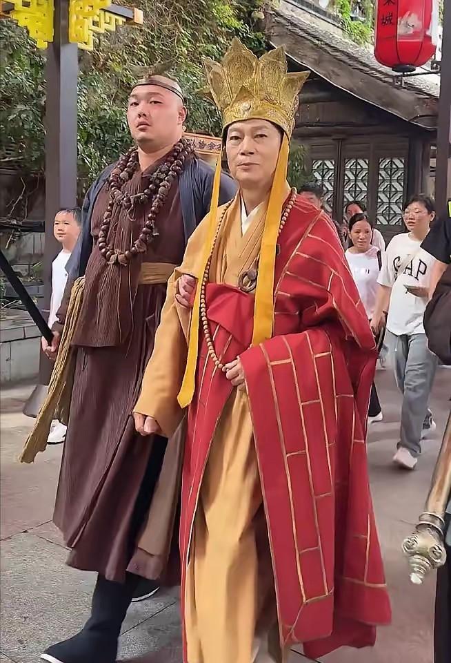 杭州37度高温，他穿袈裟站了两小时，没喊累，也没喊穷。不是硬撑，是每半小时就躺