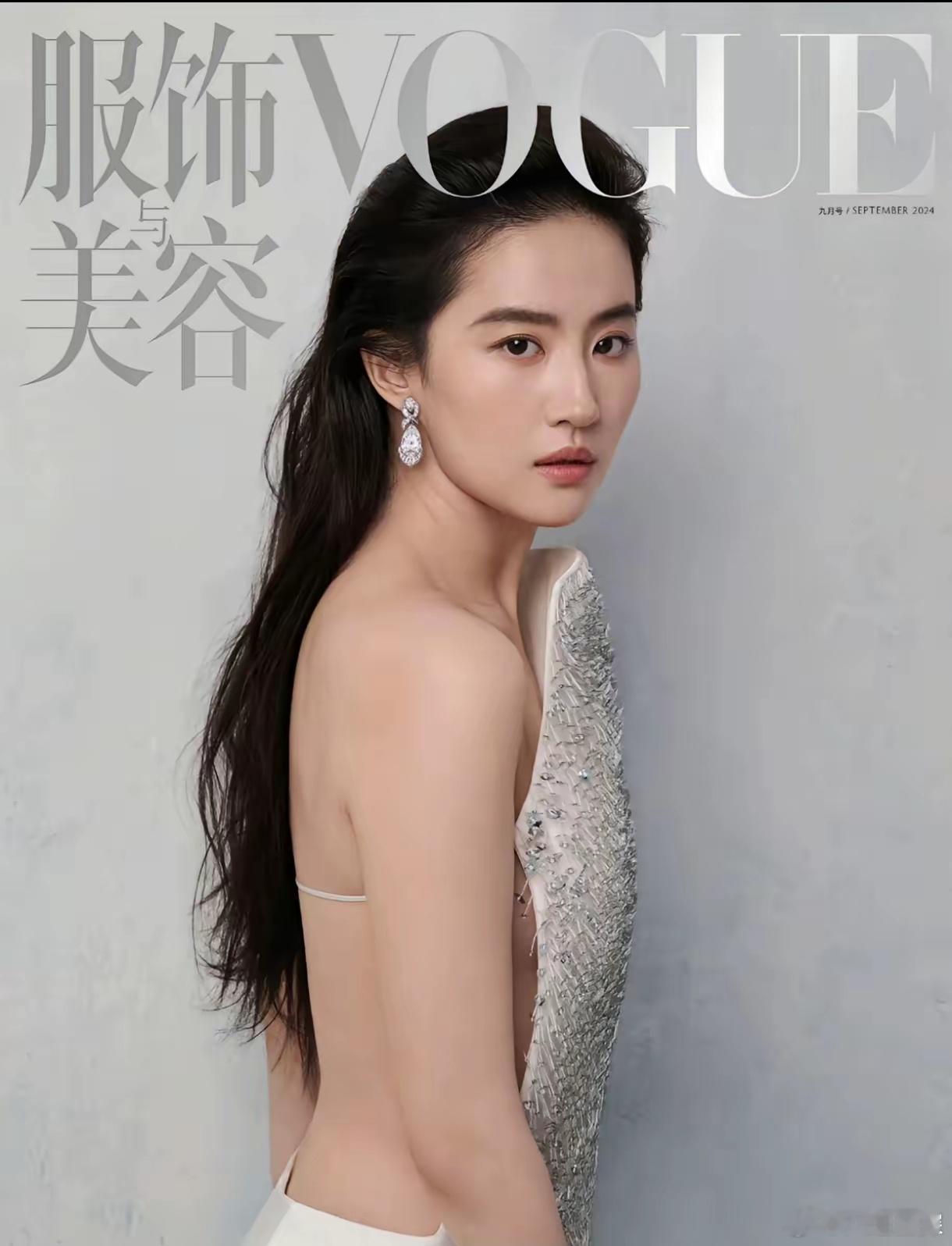 估计刘亦菲也是后悔了​没料到，vogue自己拍了个封面，​自己的礼服没火，品牌方