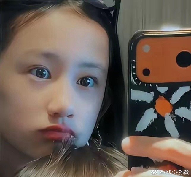 黄磊二女儿和黄磊一模一样黄磊罕见晒二女儿小儿子正脸照，二女儿很像黄磊，拍照表情