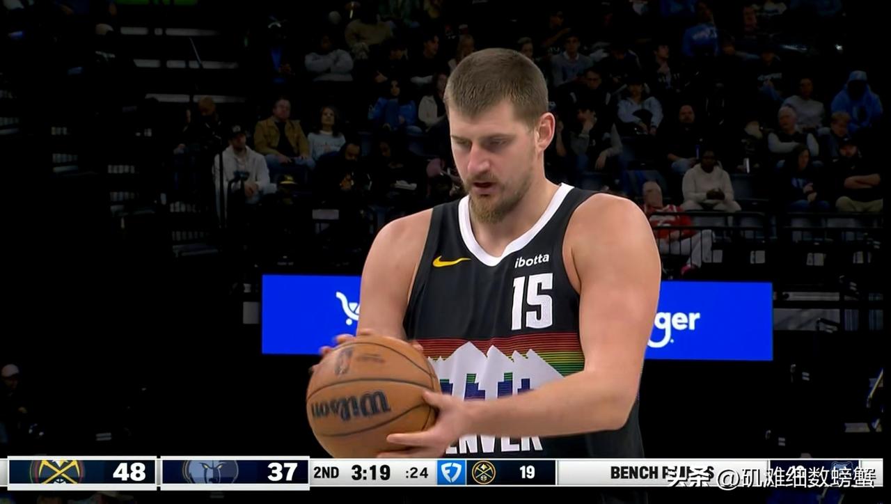 掘金超级巨星约基奇真是太懂人情世故了！在今天掘金客场以125：115击败灰熊的比