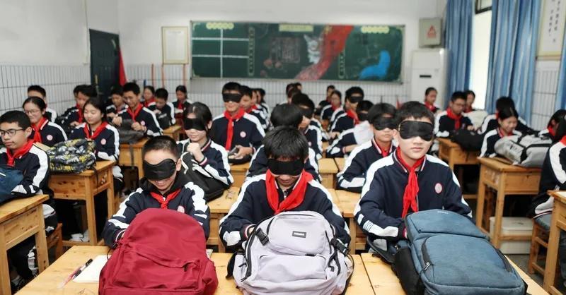我在老家读初中的时候，我们学校有个学生，为了考小中专，仅仅初三复读就持续了13年