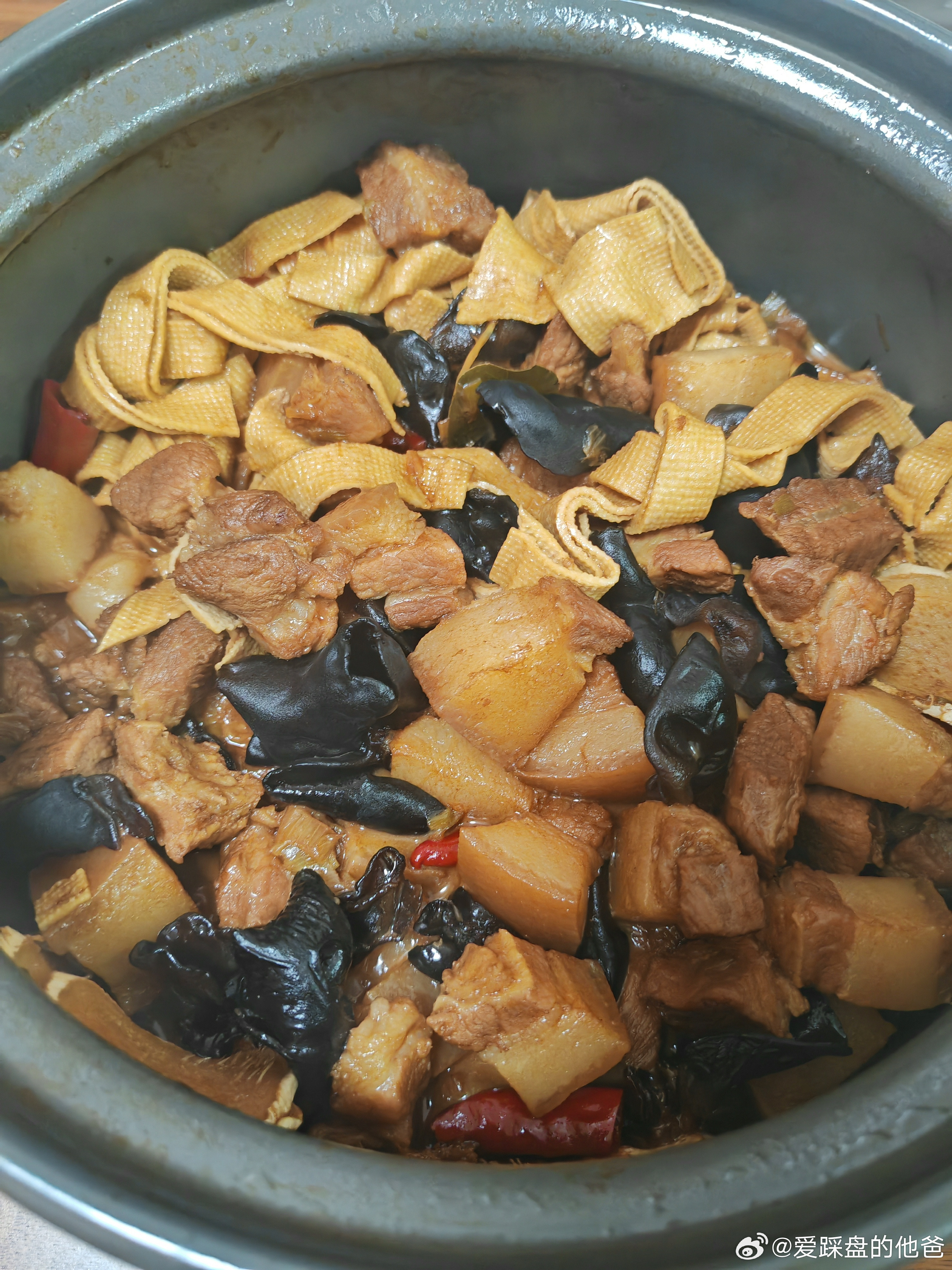 晚餐做了红烧肉，蒜蓉菜心。