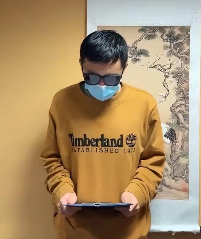 那个在莫斯科大学穿膏药旗、摆鬼子军帽的中国籍南京学生，昨天在重压之下被迫发道歉视