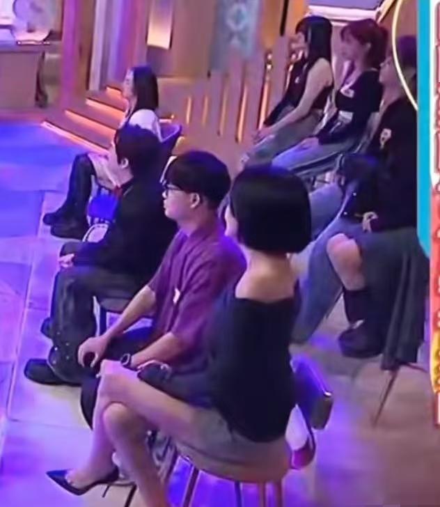 老天爷真不公平！同样是亲姐妹，一个S曲线堪称完美，另一个却是最难瘦的苹果身材，