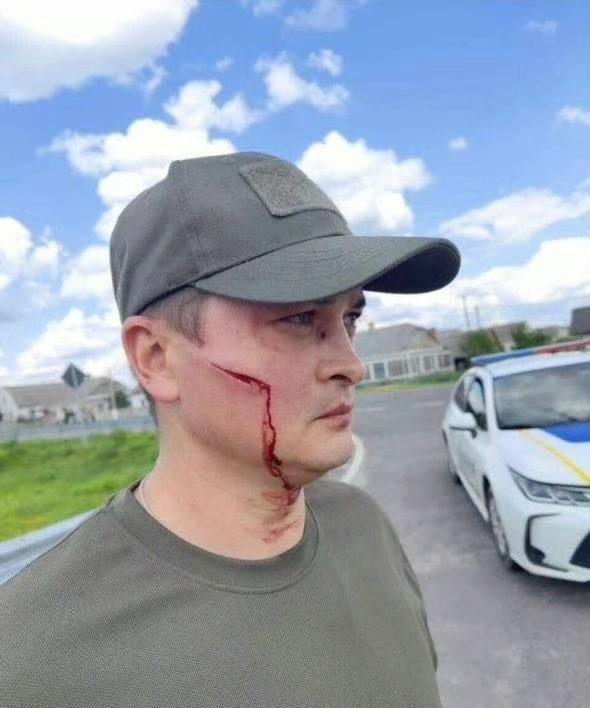 乌克兰征兵人员这回碰见个硬茬子，这些家伙在公路上截停一辆车试图抓一名老人的壮丁，