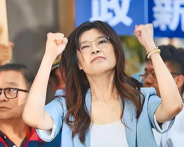 民调下滑的郑丽文，真没救了？这张底牌她还没打！郑丽文的民调下滑，根本不是她的